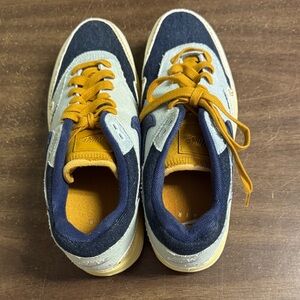 Nike air sneakers worn maybe twice very good condition like new